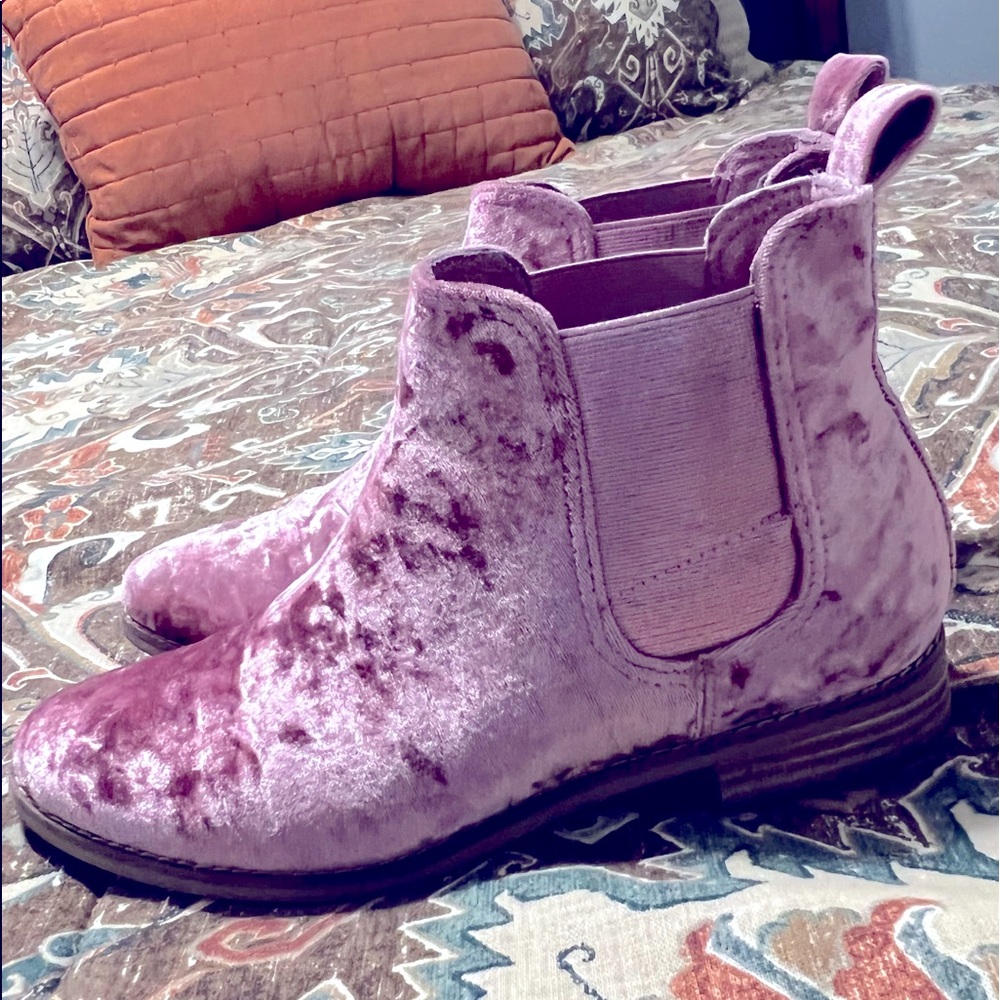 Tom’s pink velvet booties